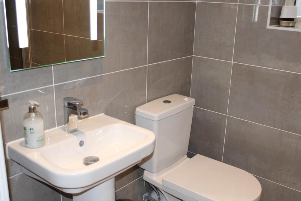 Haven - Spacious Luxury Home Perfect For Families, Couples And Contractors! 5Mins To Xscape And Junction 32! 卡斯尔福德 外观 照片